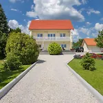 Apartamento Auf Grossem Gartengrundstueck By Interhome