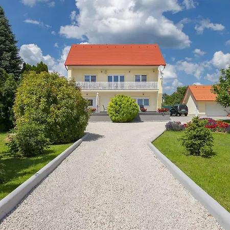 公寓 Auf Grossem Gartengrundstueck By Interhome