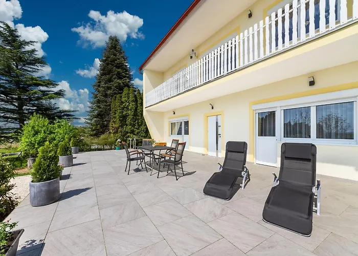 公寓 Auf Grossem Gartengrundstueck By Interhome