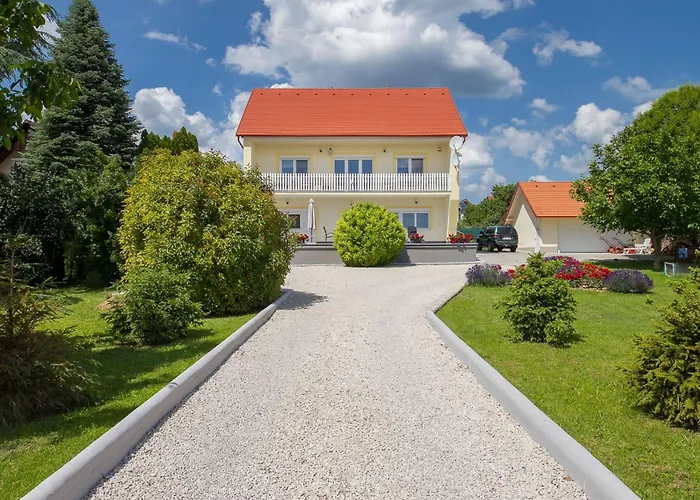 公寓 Auf Grossem Gartengrundstueck By Interhome