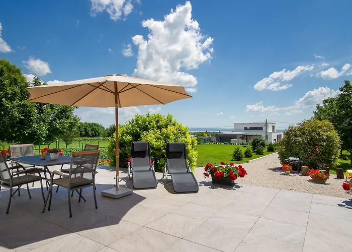 公寓 Auf Grossem Gartengrundstueck By Interhome *